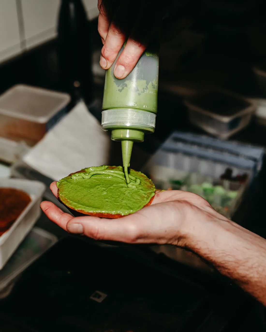 Sauce verte dressée à la main sur un disque, cuisine de Double Impact