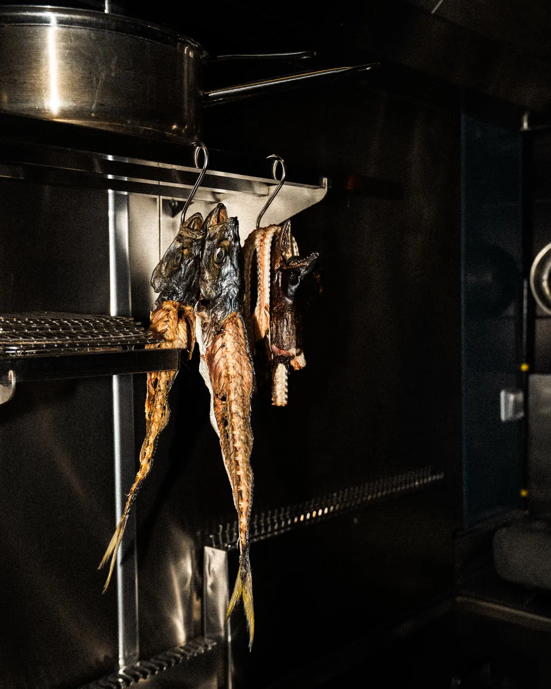 Poissons en séchage au-dessus du piano de cuisine